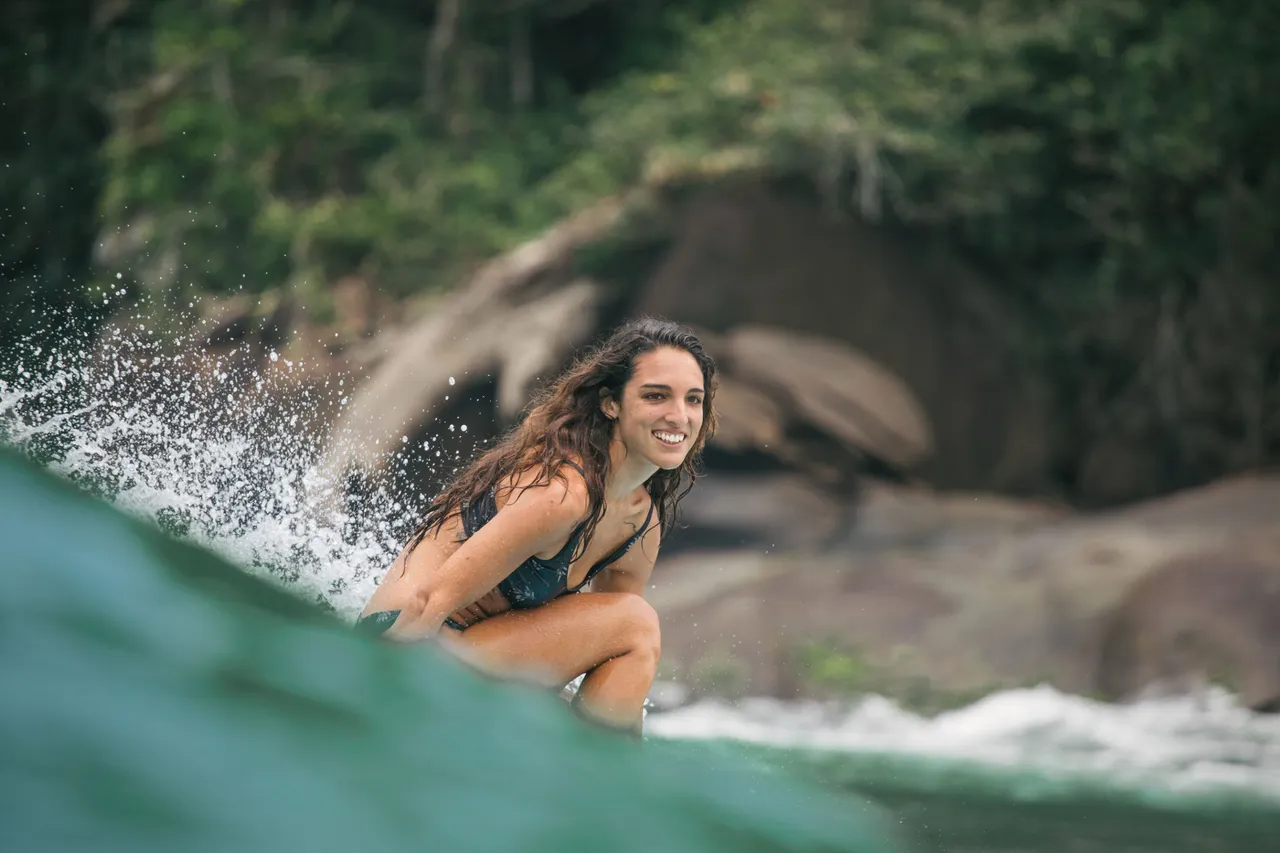 Lu, a surfer and storyteller from Rio - Brazil, shows her trajectory dedicated to inspiring women to surf.