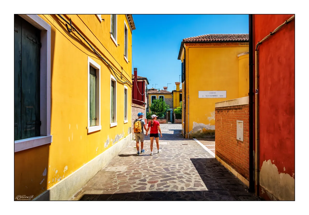 2. Pareja por las calles