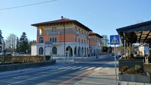 Municipal building and bank