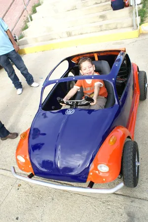 Niño manejando Mini volkswagen -   Boy driving Mini volkswagen