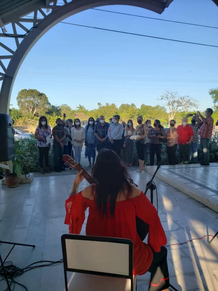 woman with a guitar soul (Eng-Esp)