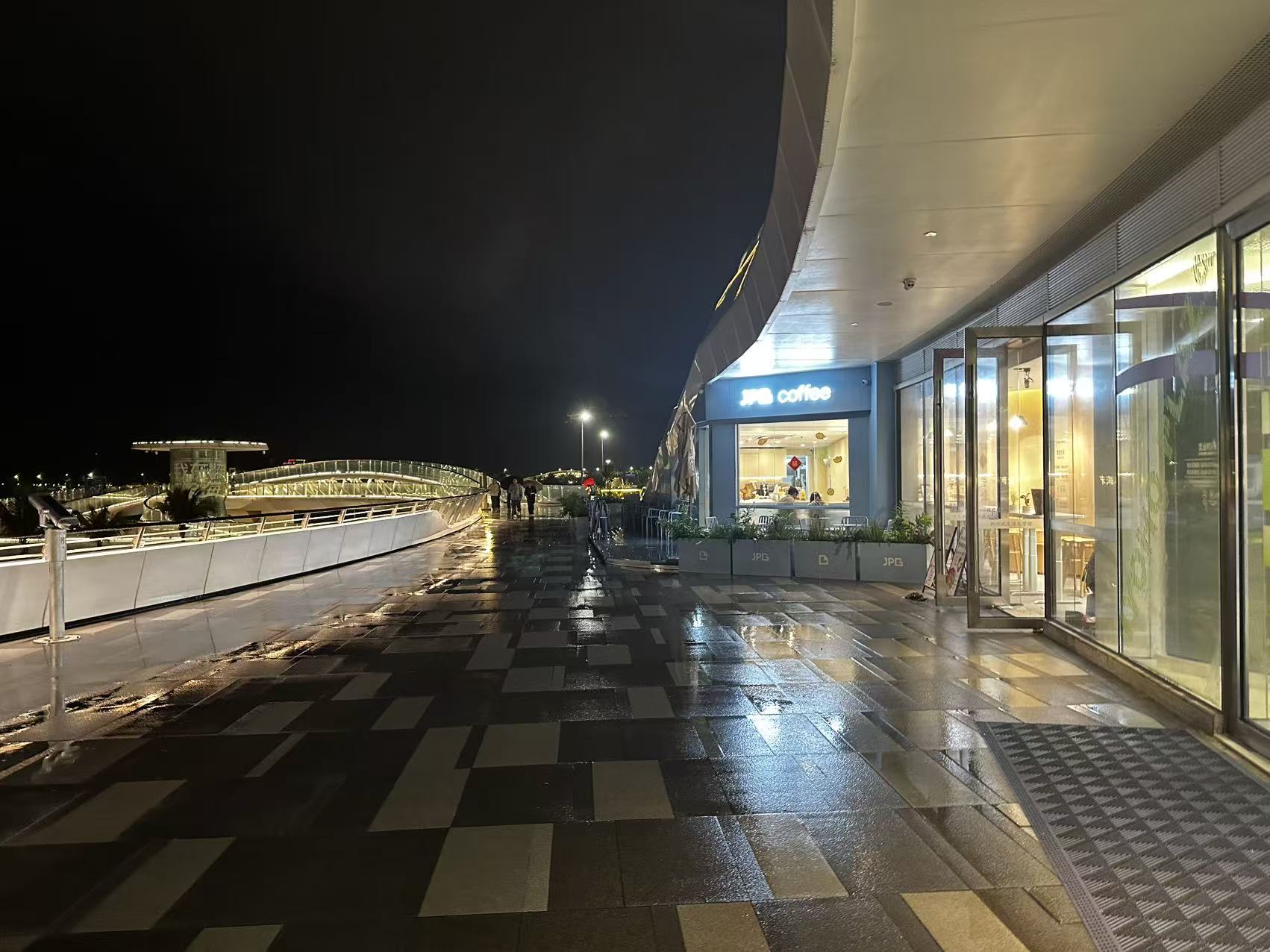 天公不造美, 唯有逛商場