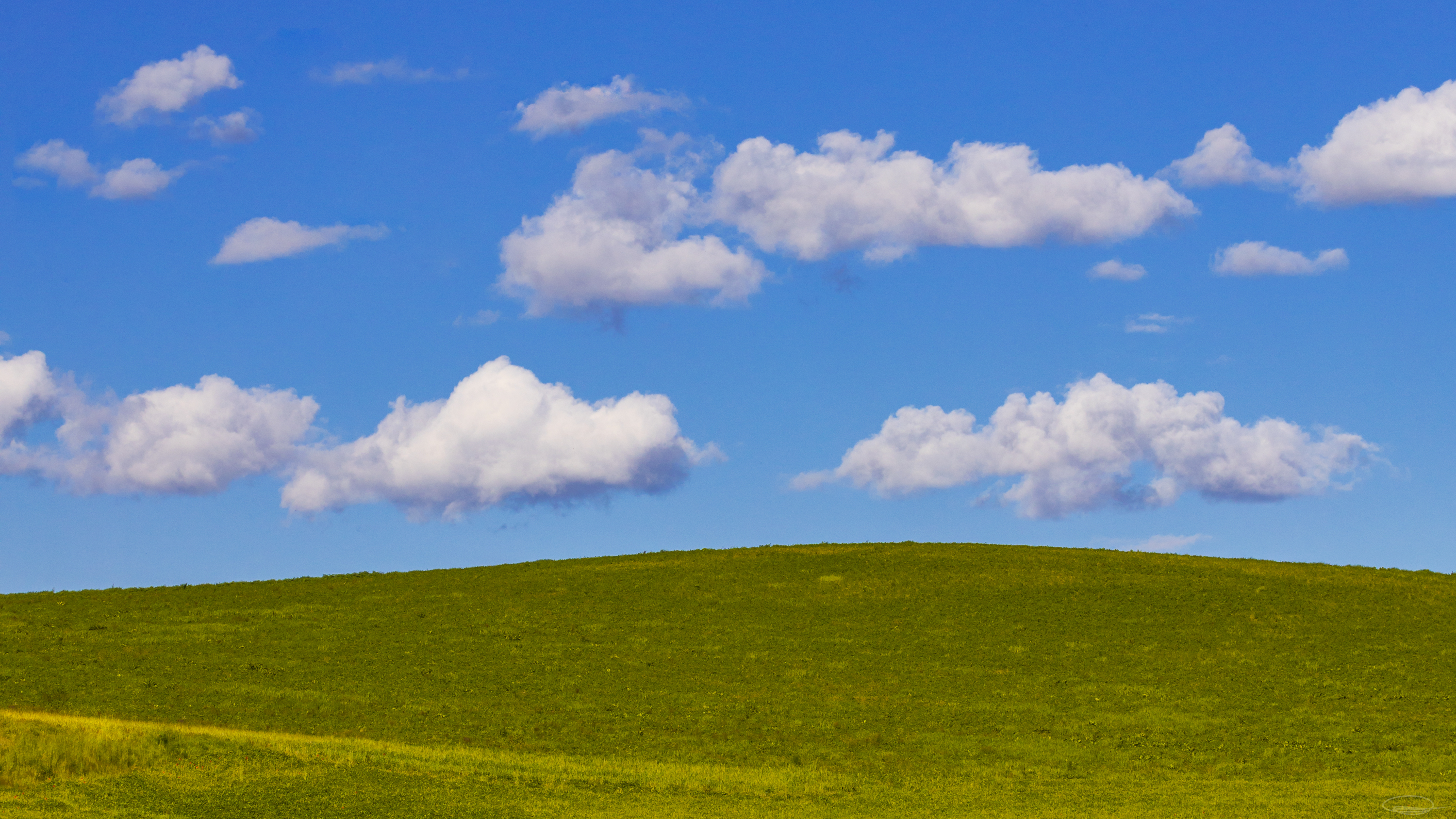 Blue skies and green hills - Windows XP feeling