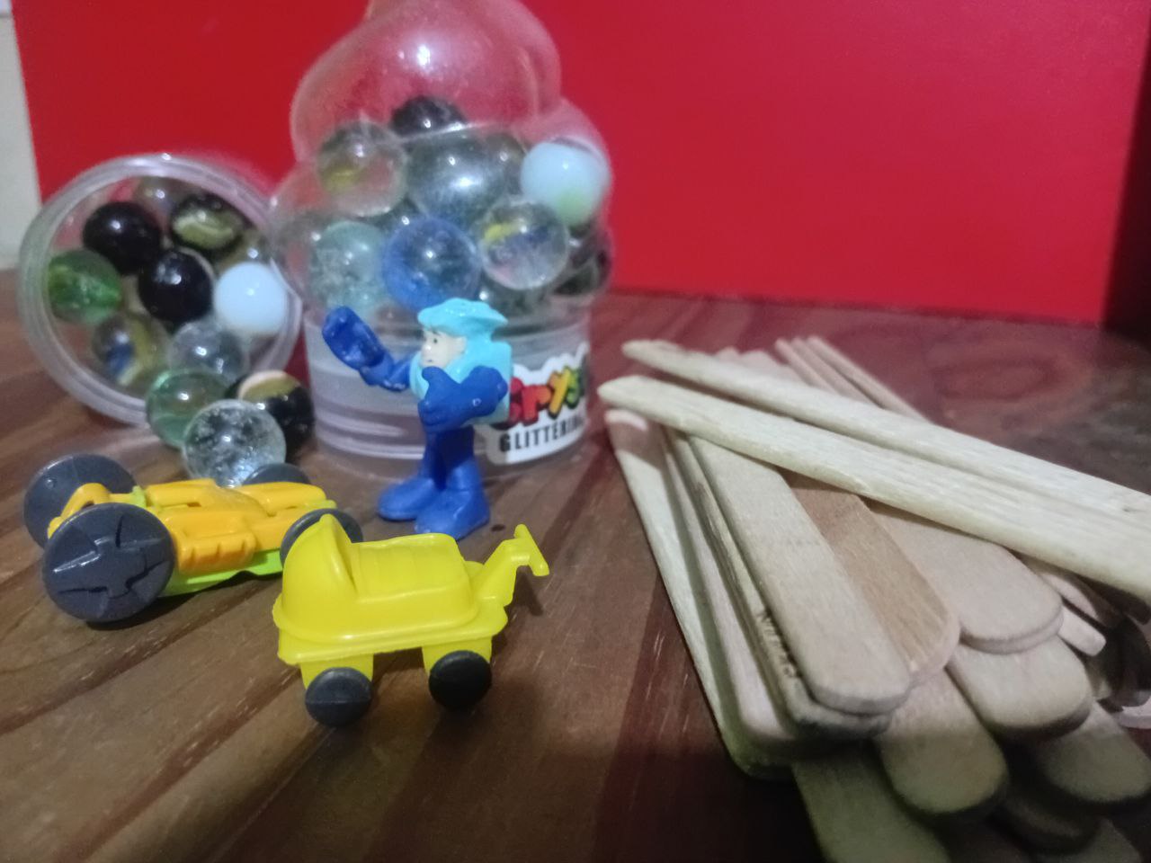 Carritos, paletas y canicas (Esp/Eng)