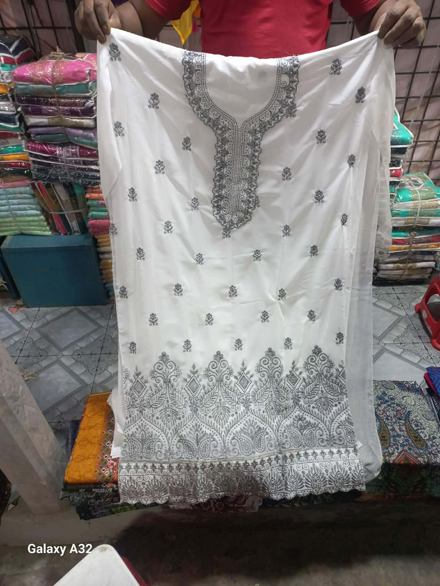 Buying clothes at the market 🛍️👚| threespeak.tv | covered by @traveltour