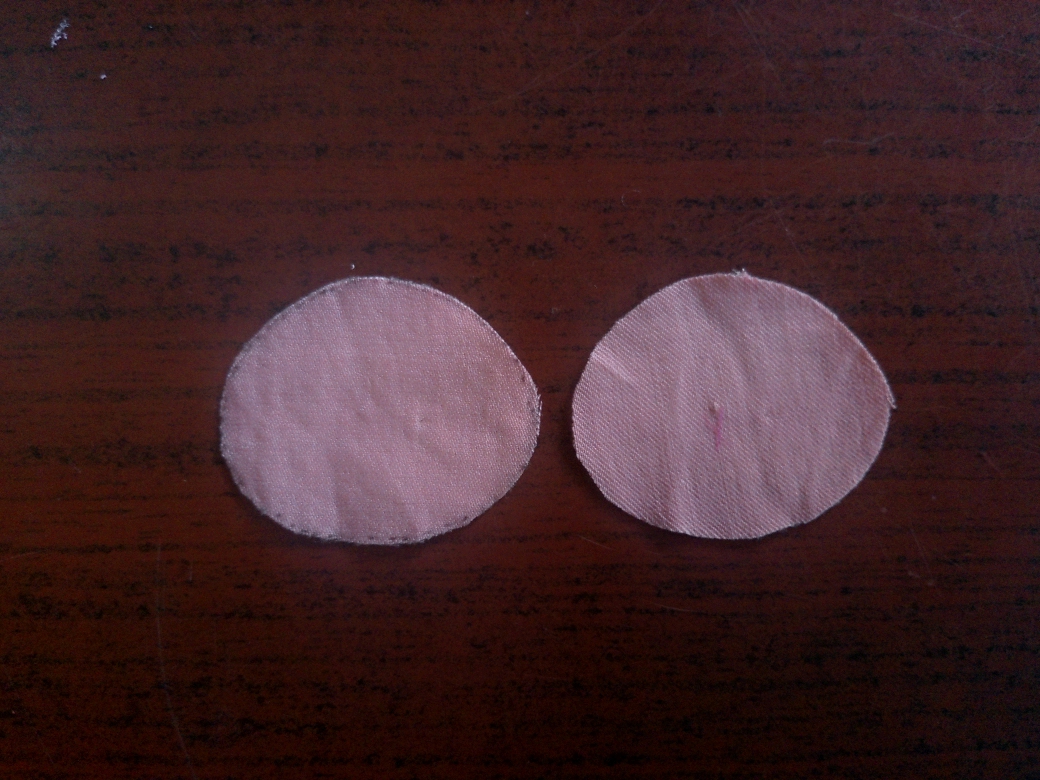 Mini muñequita Hecha con retazos de tela.//Mini doll made with fabric scraps.(Esp-Eng)