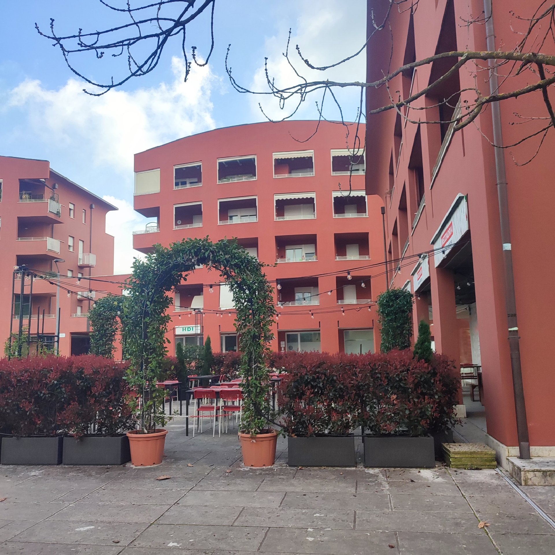 A stroll between new and old on Viale Adua!/ ¡Un paseo entre lo nuevo y lo antiguo por Viale Adua!