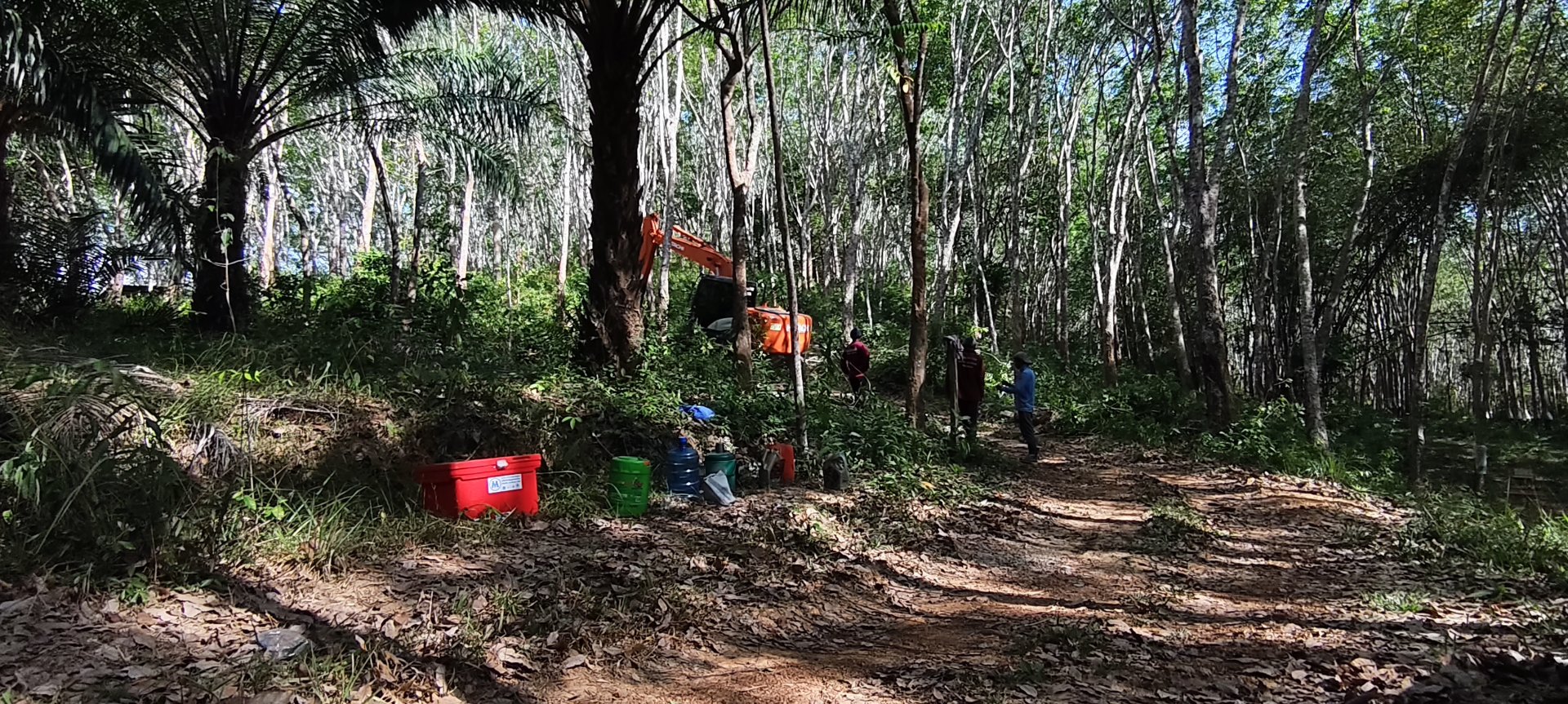  🚜 A woman whose perseverance guides her mission driving an excavator, and whose heart is devoted to caring for her family 🏡✨