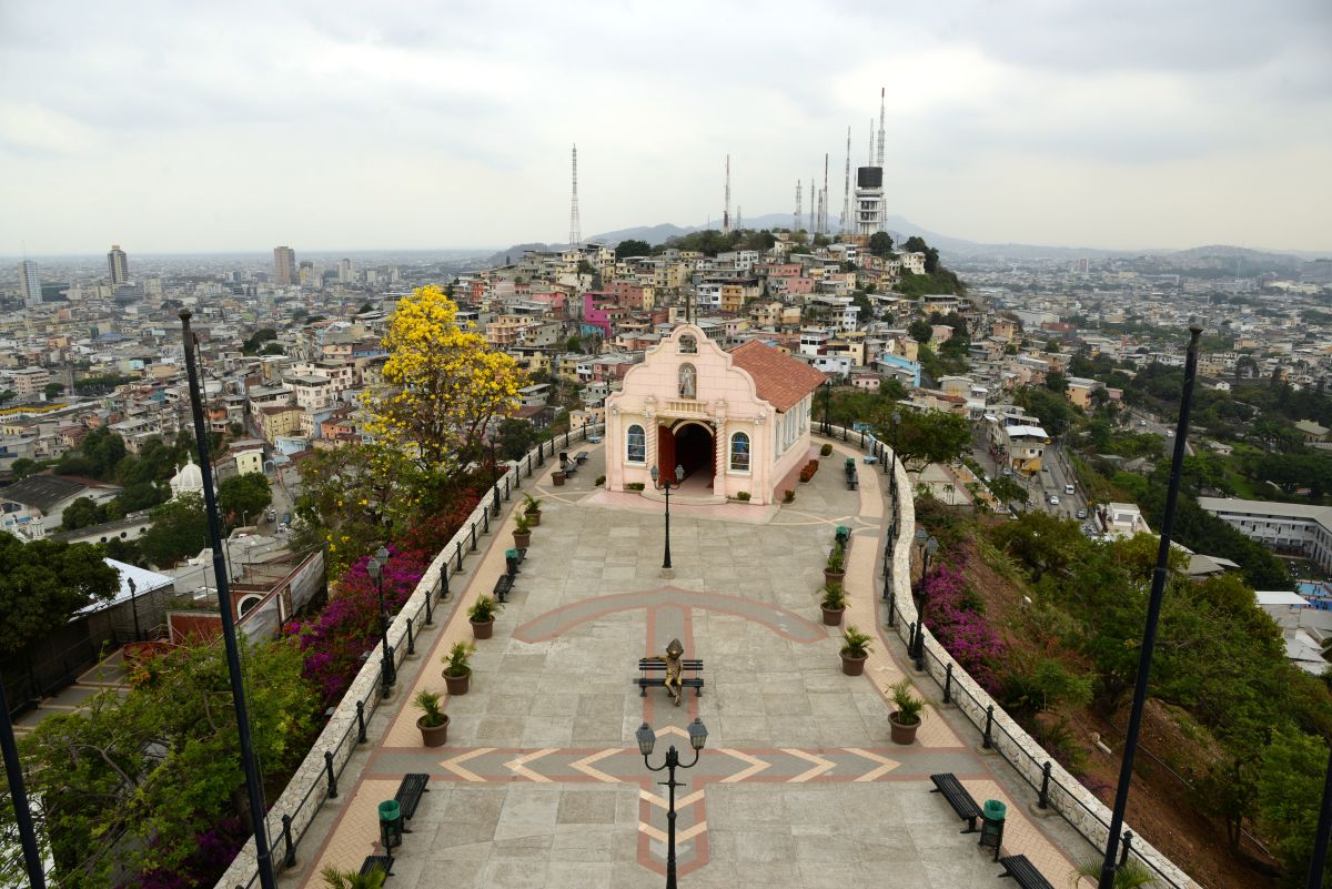 📸 PhotoFeed Contest - Cityscape Photography #159 : Staning in the lighthouse to get a good view of Guayaquil, Ecuador