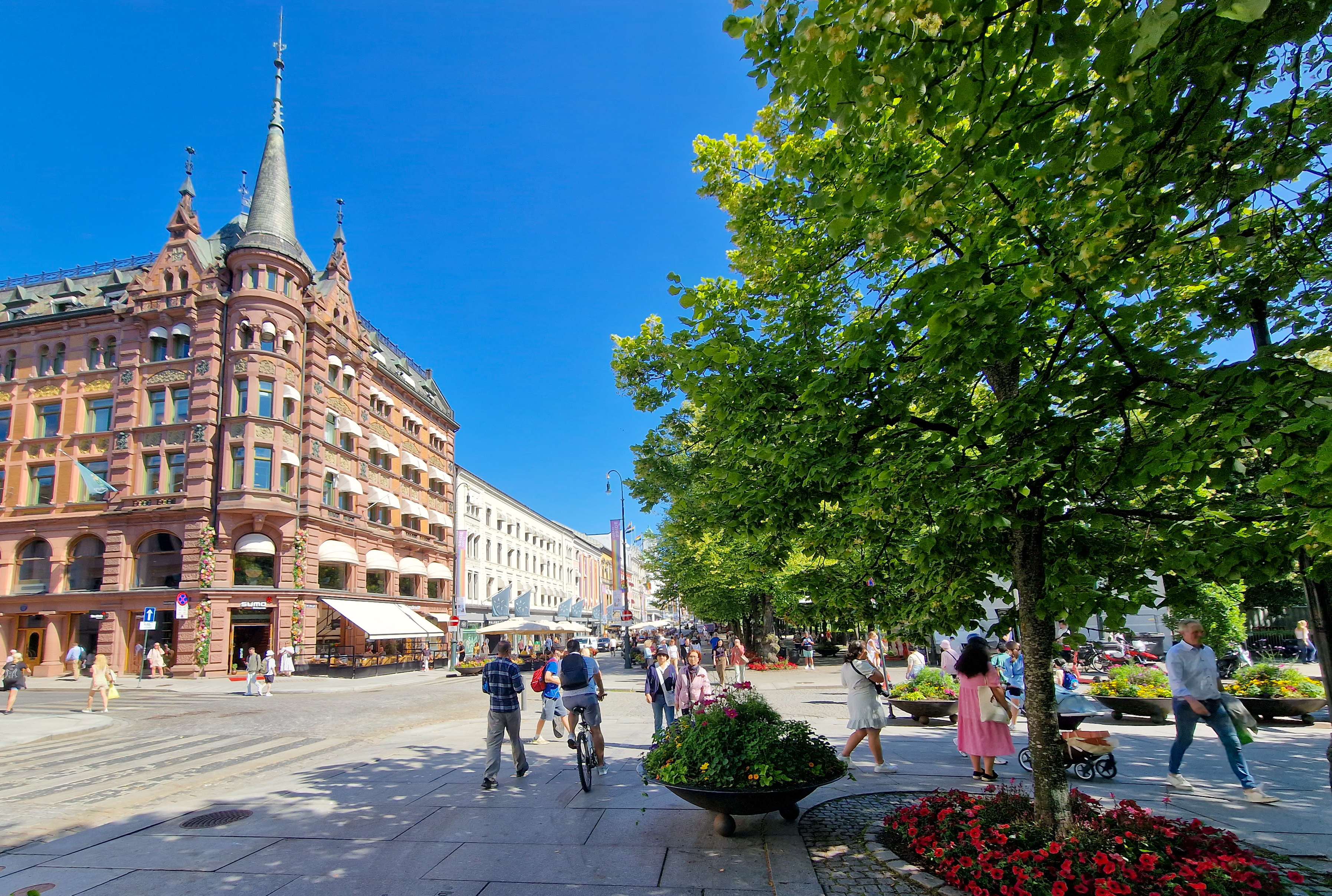 the pulse of Oslo: Karl Johans gate