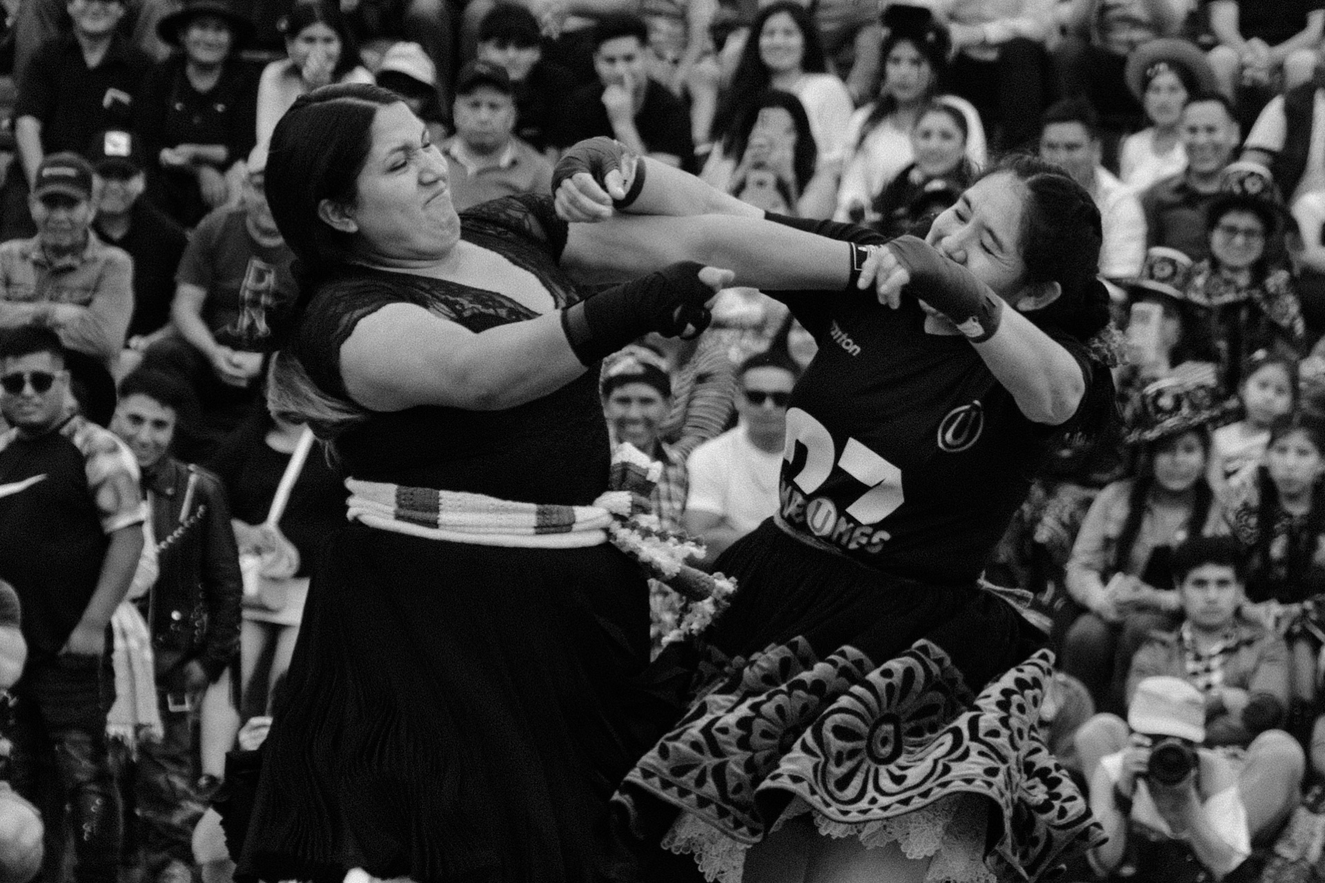 Takanakuy: WARMIS - THE FIERCE BATTLE / WARMIS - LA BATALLA FEROZ [ENG - ESP]