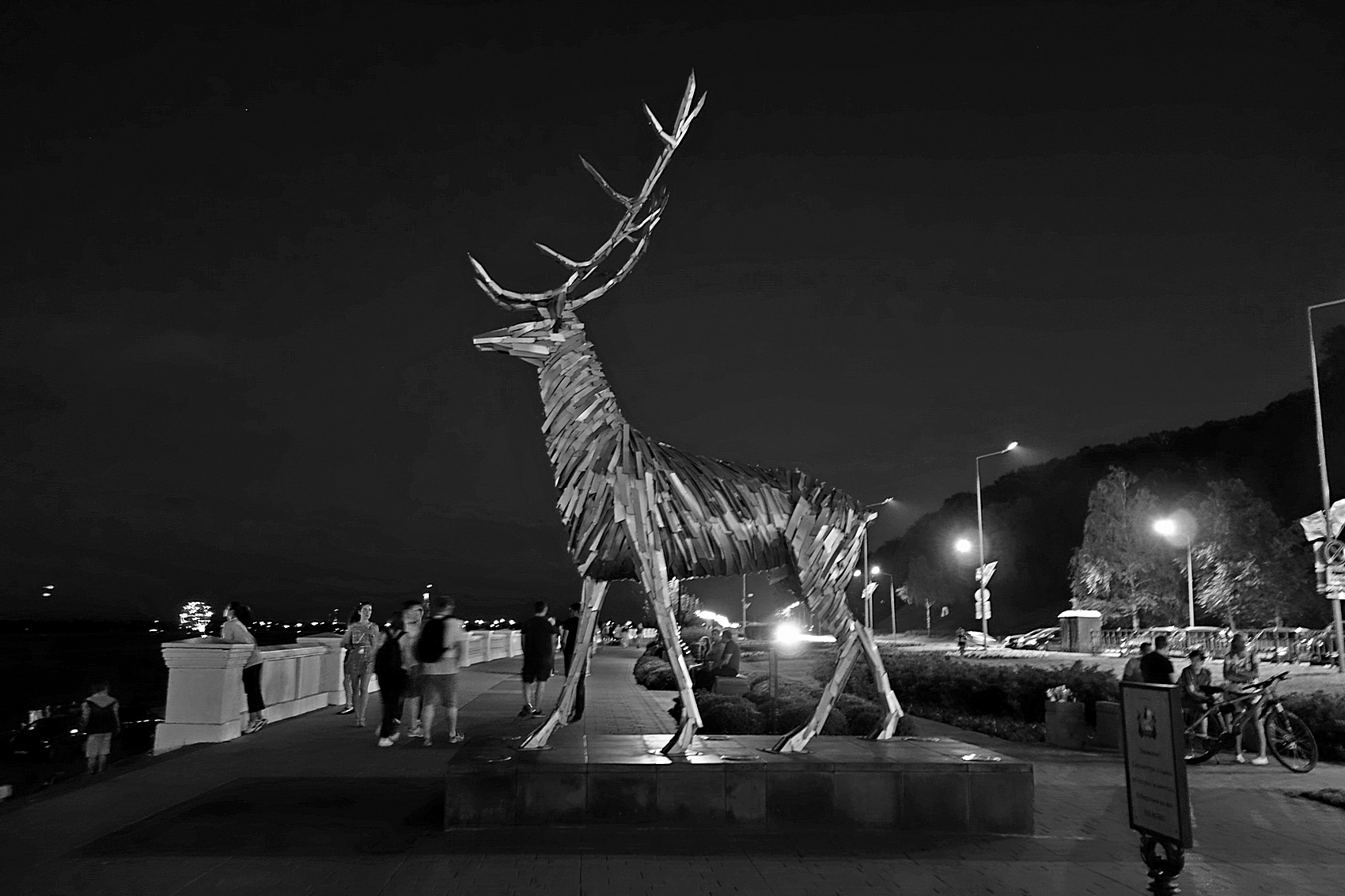 PhotoFeed Contest - Black & White Photography Round 148. Олень в Нижнем Новгороде – A Deer in Nizhny Novgorod