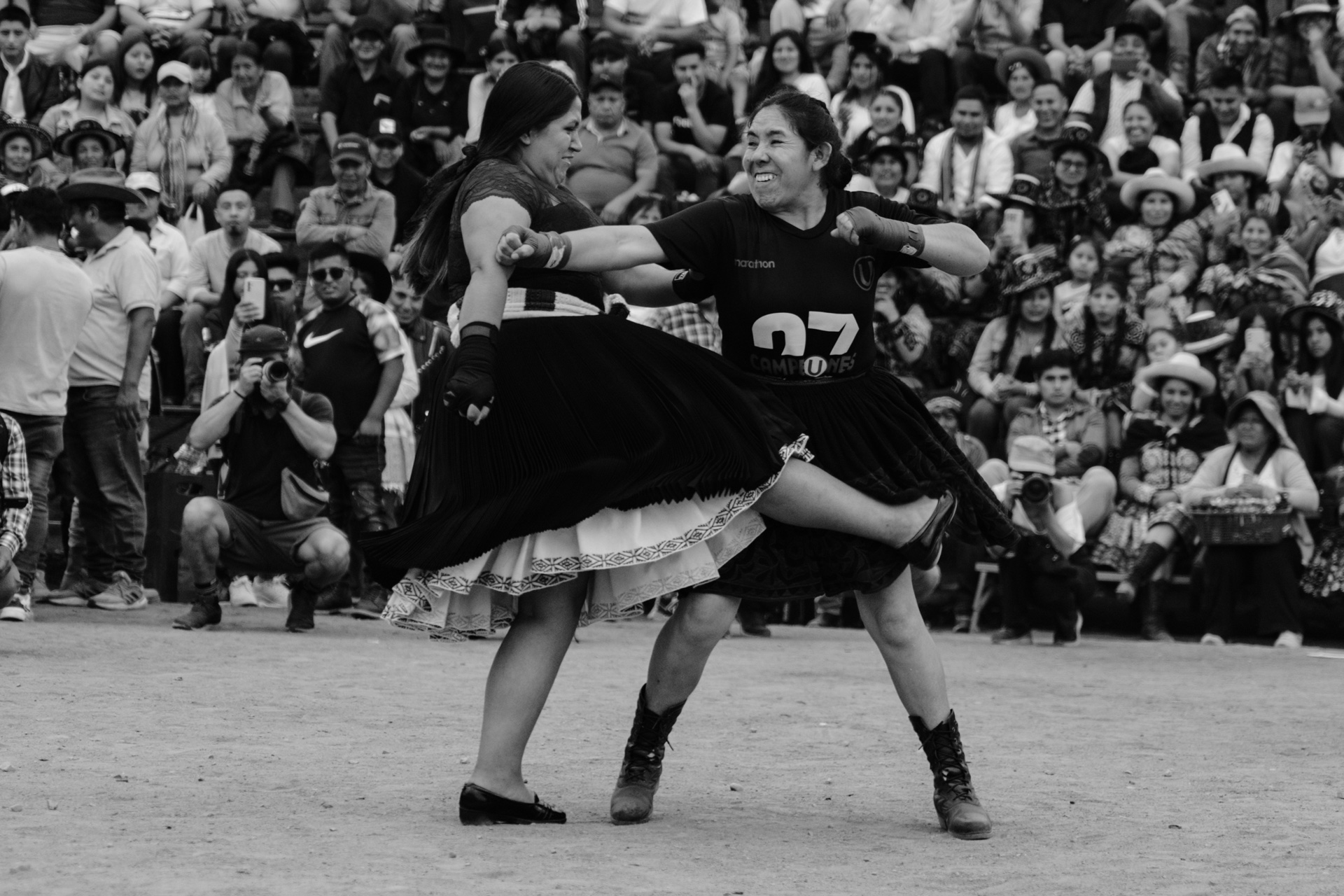 Takanakuy: WARMIS - THE FIERCE BATTLE / WARMIS - LA BATALLA FEROZ [ENG - ESP]