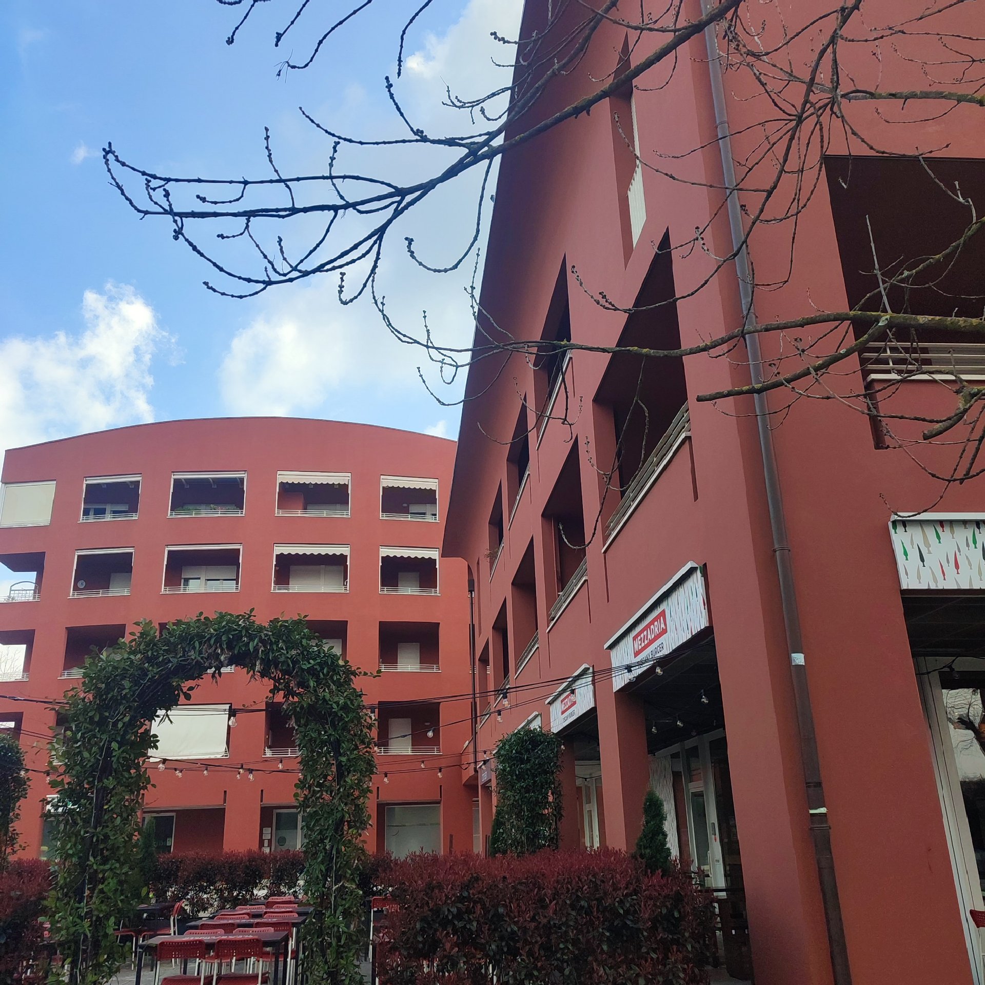 A stroll between new and old on Viale Adua!/ ¡Un paseo entre lo nuevo y lo antiguo por Viale Adua!