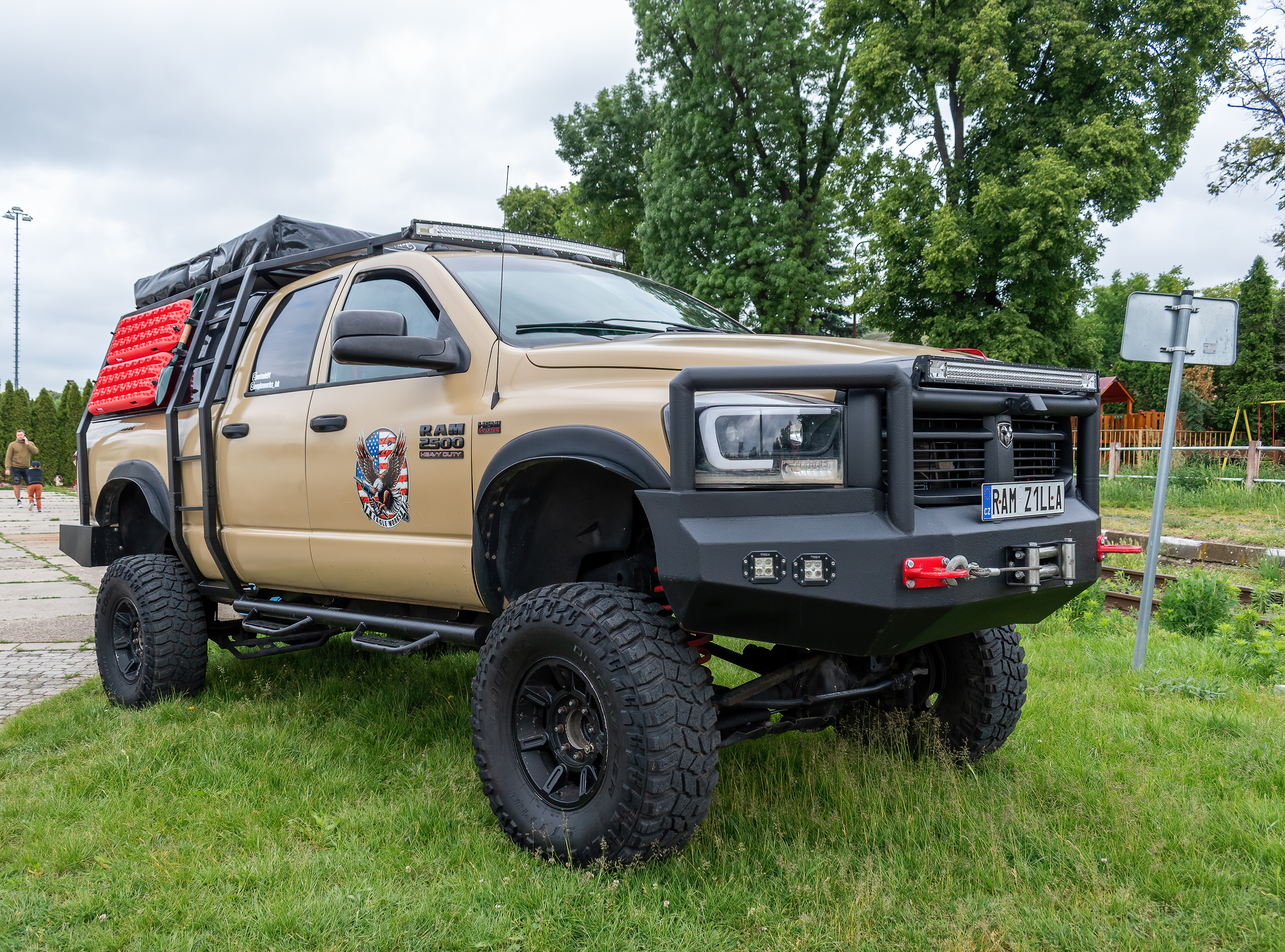 American cars among wine cellars, a unique charity event. / Americké auta mezi vinnými sklepy, jedinečná charitativní akce.
