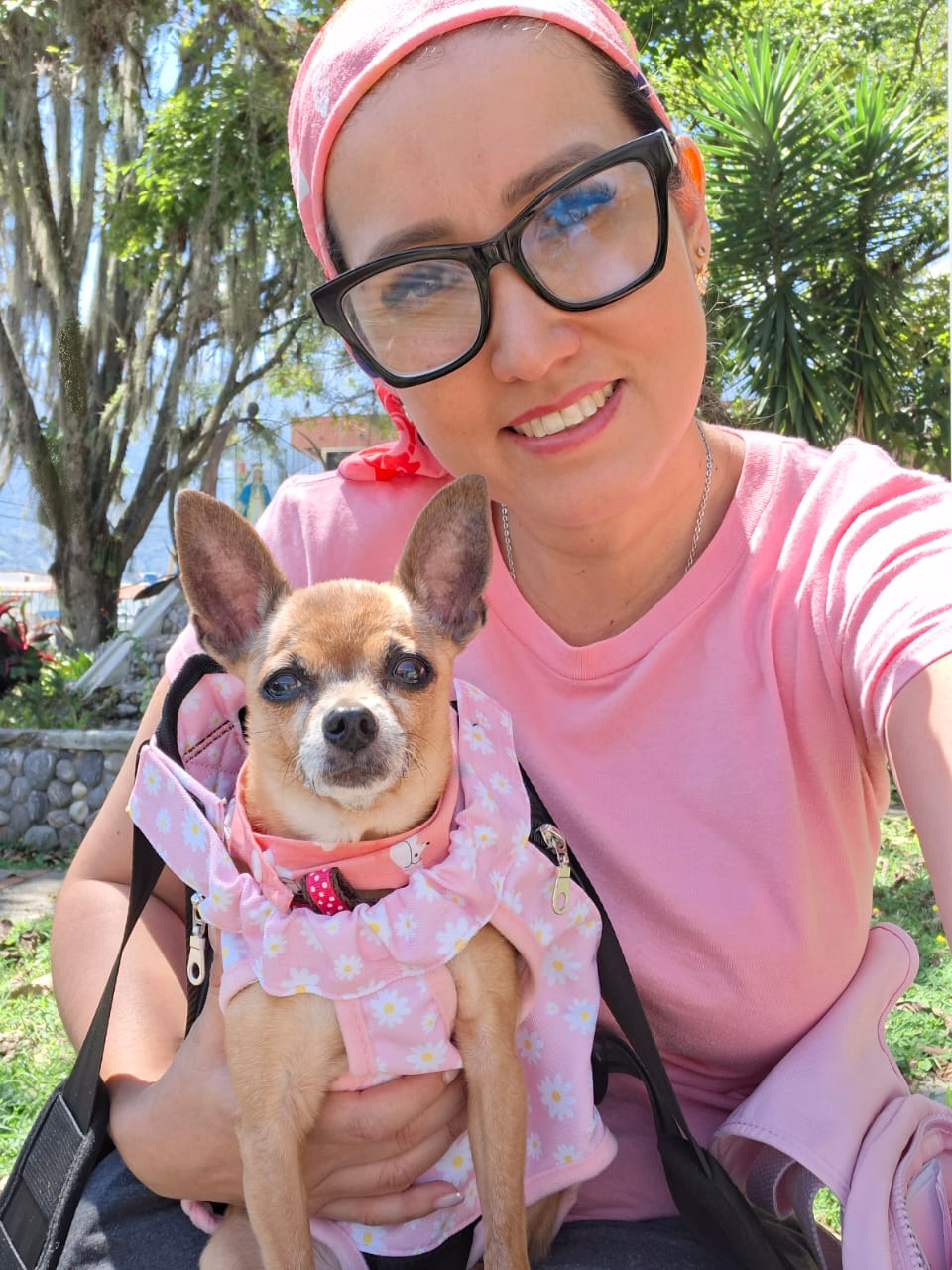 Ella y su mascota / Her and her pet.