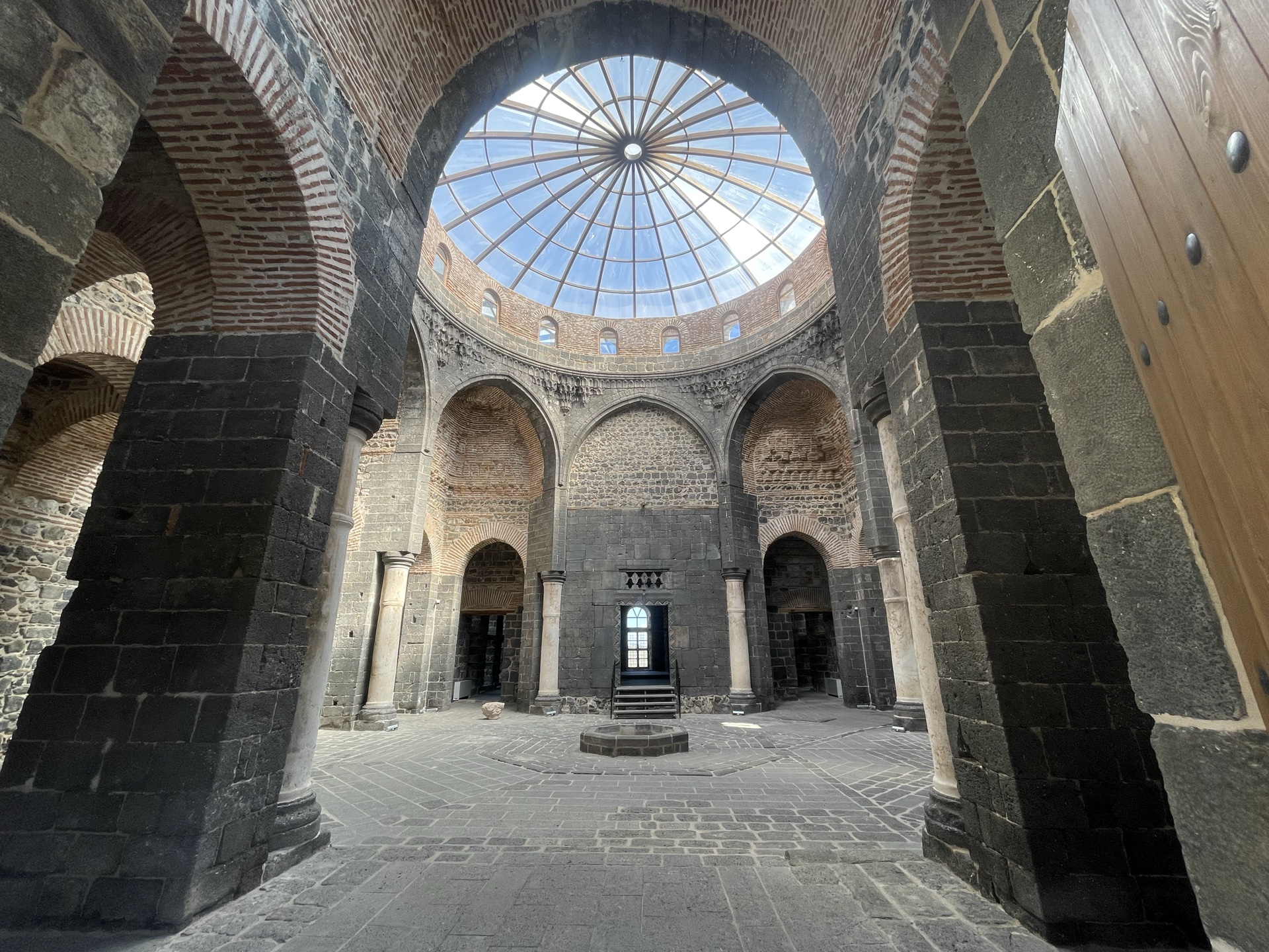Part 4/5 – Two Days in Diyarbakır (Amed): Two Churches, Two Different Atmospheres (St. George & Mar Petyun) 