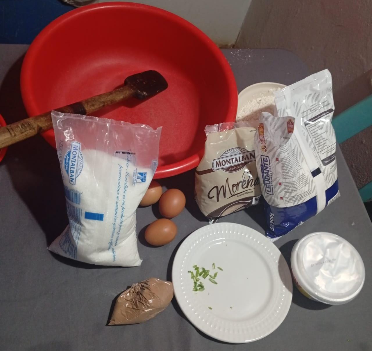 Chocolate, Milk and Strawberry Marbled Cake - Pastel marmolado de chocolate, leche y fresa 