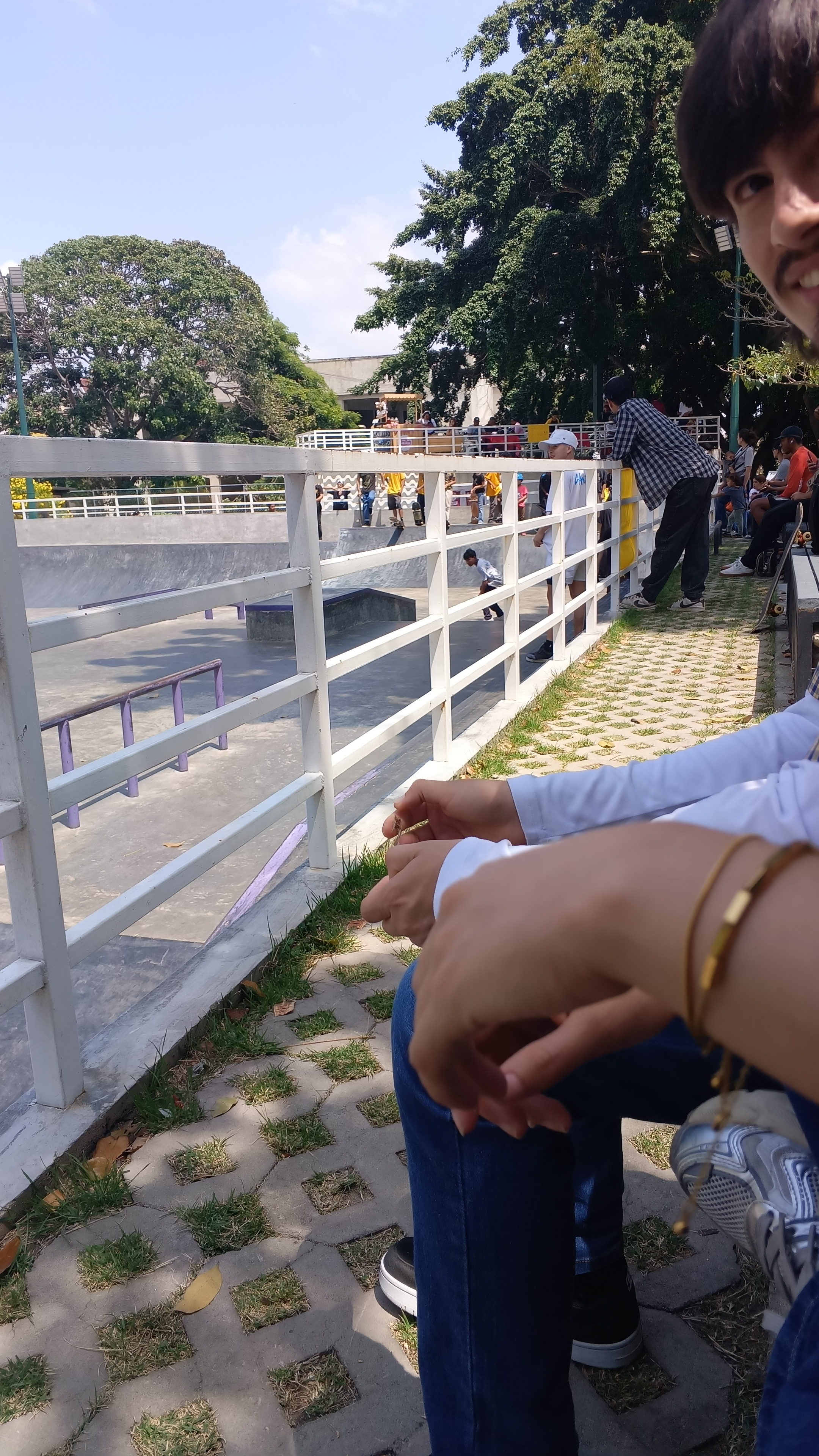 A day at a skateboarding event, with friends, dogs, and competitors [Eng/Esp]