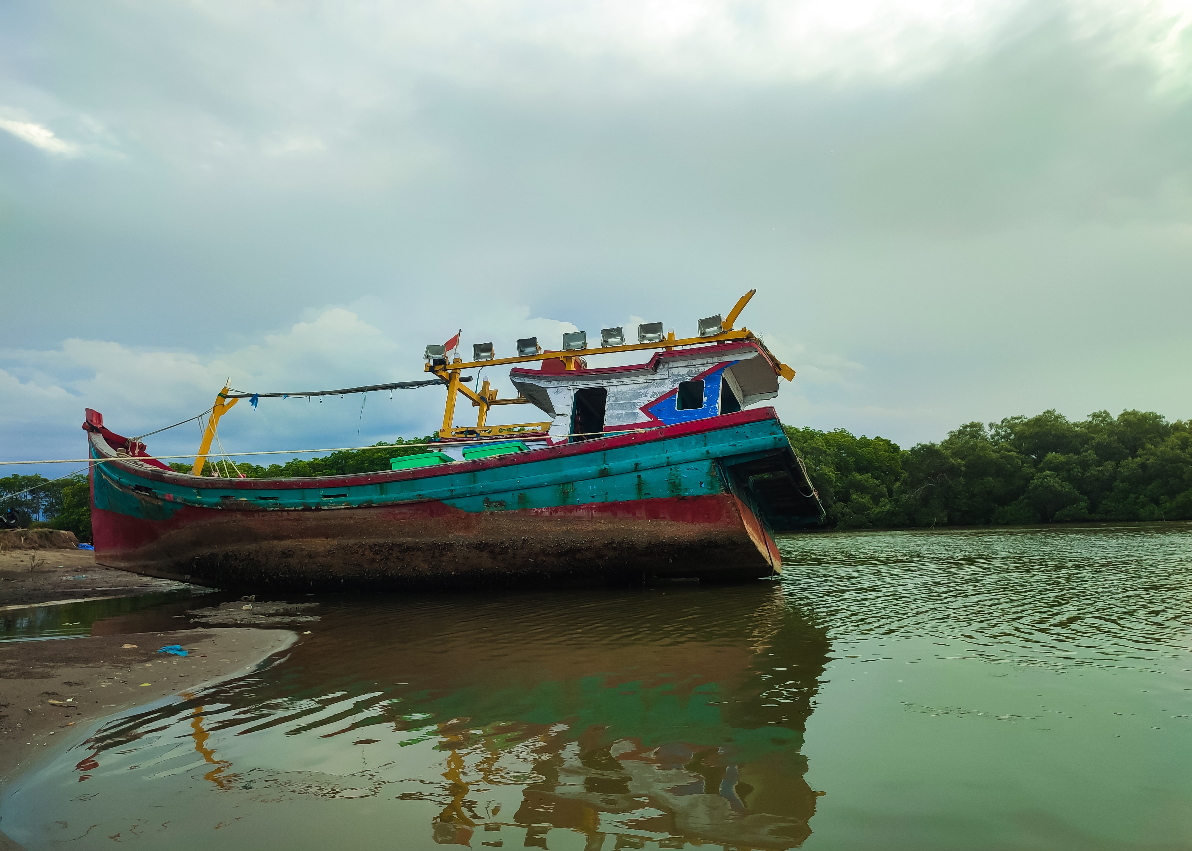 Rows along the pier and boat : Canceled due to bad weather