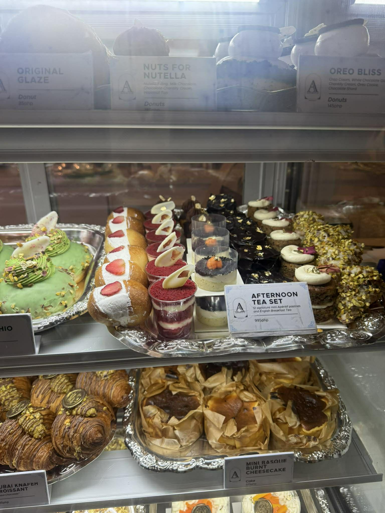 A quick bonding with friends with tea, pastries, pizza and a glass of margarita.