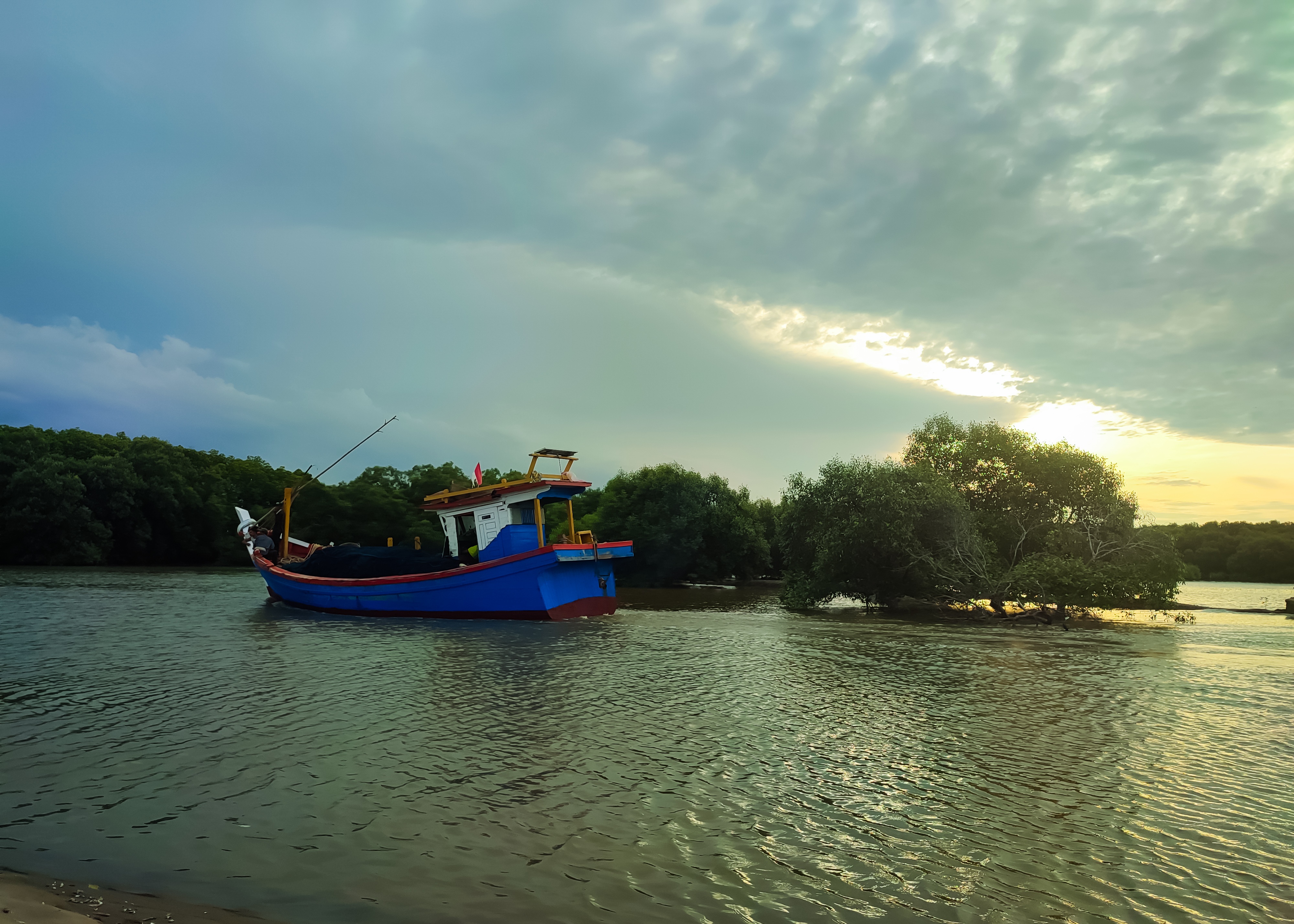Rows along the pier and boat : Canceled due to bad weather