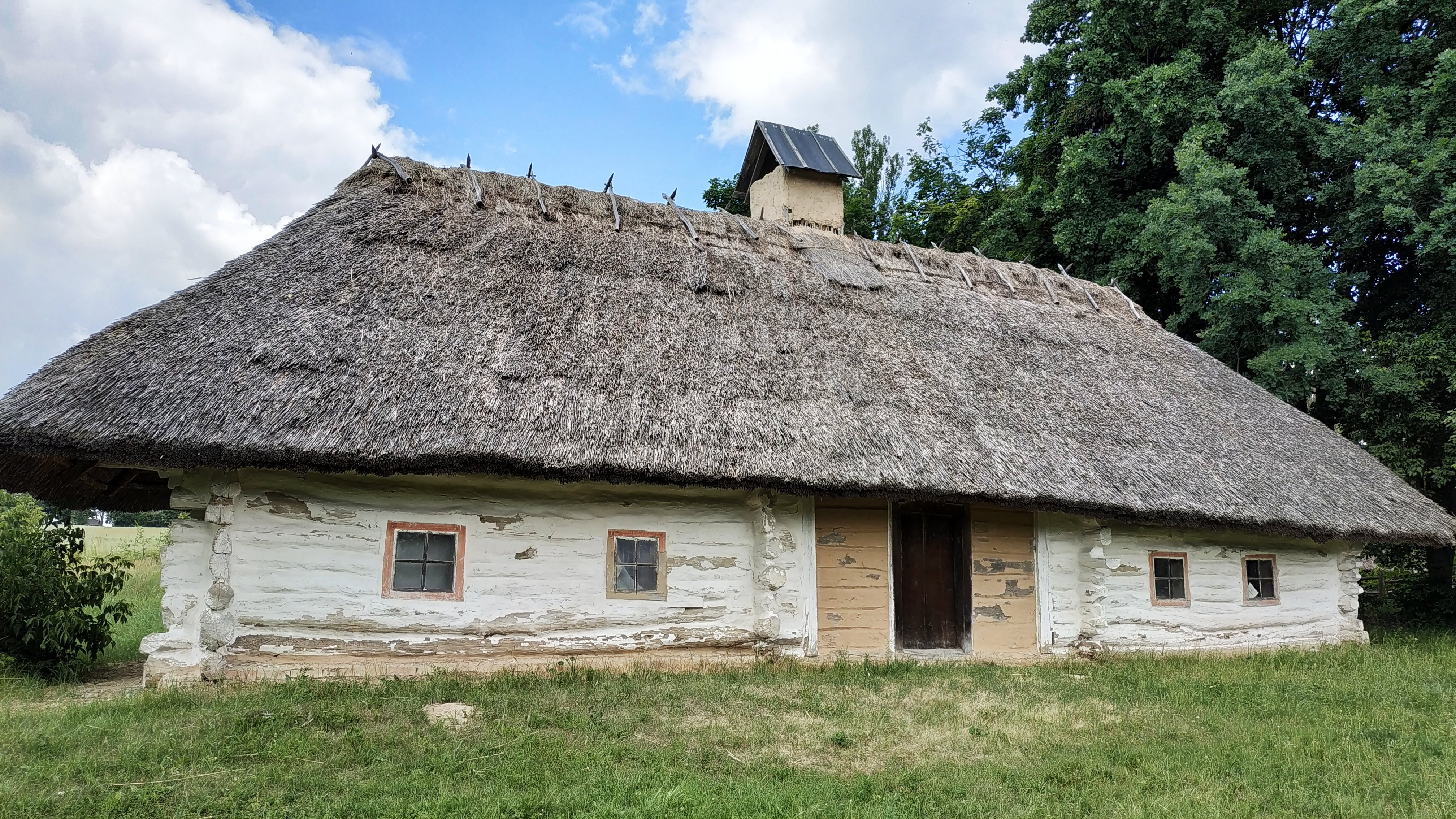 Традиційні вхідні двері до хати