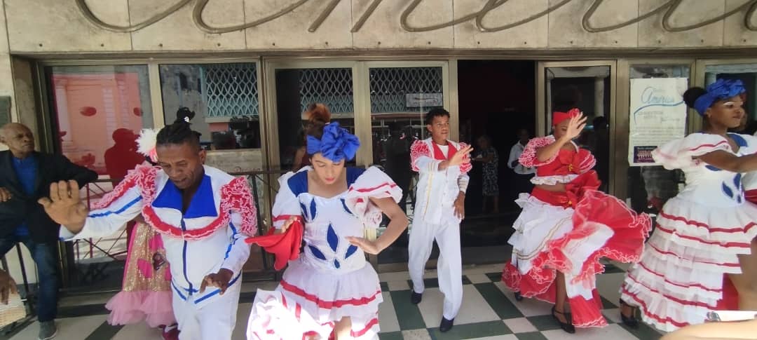 [ENG/ESP] The meeting of feelings: the triumph of love / La reunión de los sentimientos: el triunfo del amor