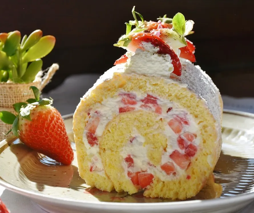 strawberry-roll-1263099_1280.jpg