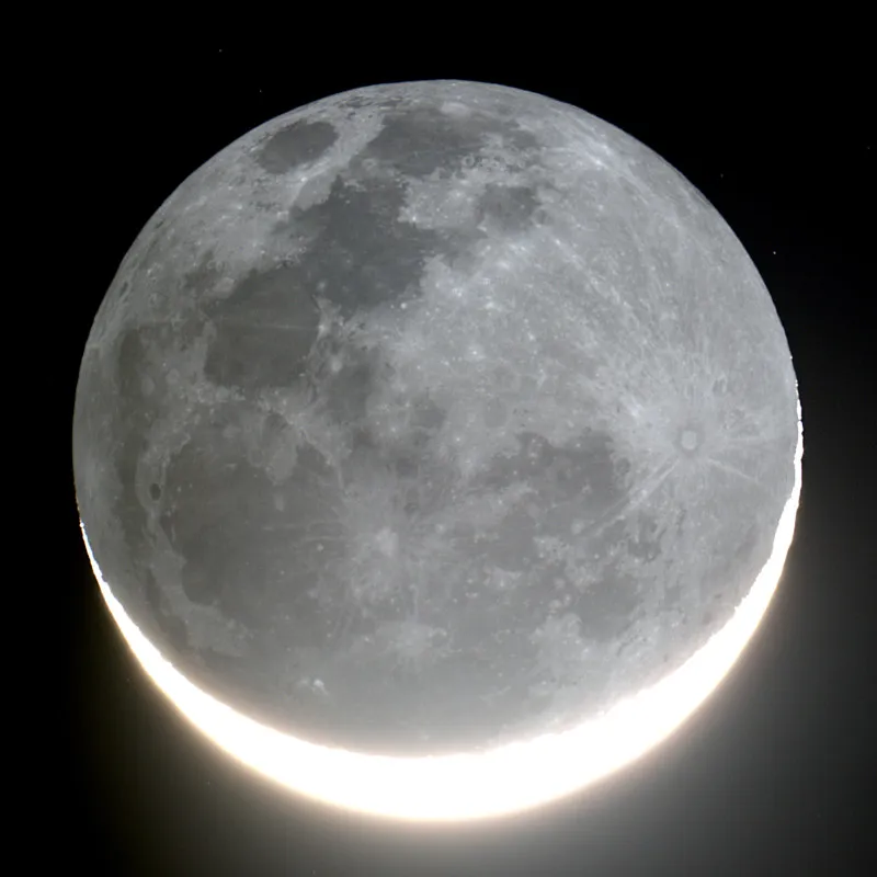 earthshine-42exposures-800px.jpg