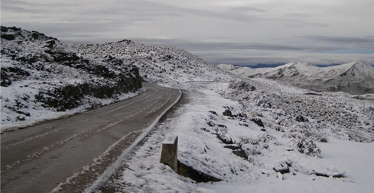 1200px-CarreteraPicoElAguila.jpg