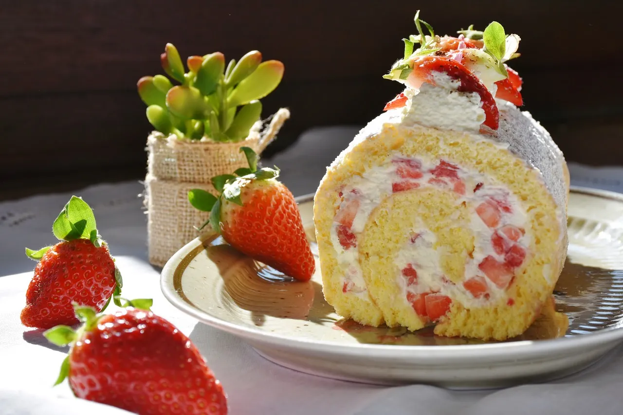 strawberry-roll-1263099_1280.jpg