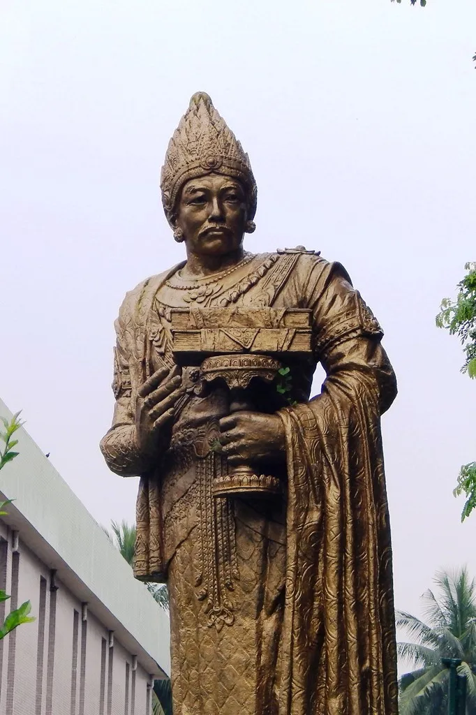 Anawrahta_at_National_museum.JPG