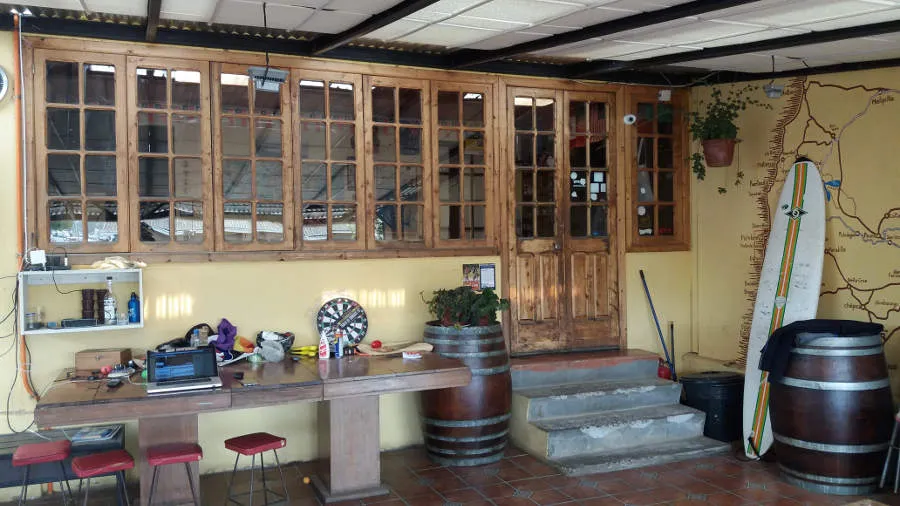 patio hostal yuken pichilemu.jpg