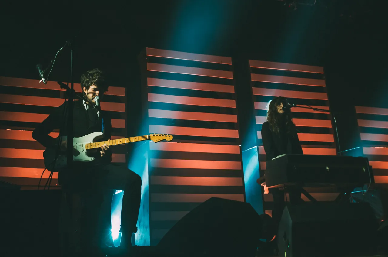 Fotografía del duo en concierto, tomada de Wikipedia | Photography of the duo during a concert, taken from Wikipedia