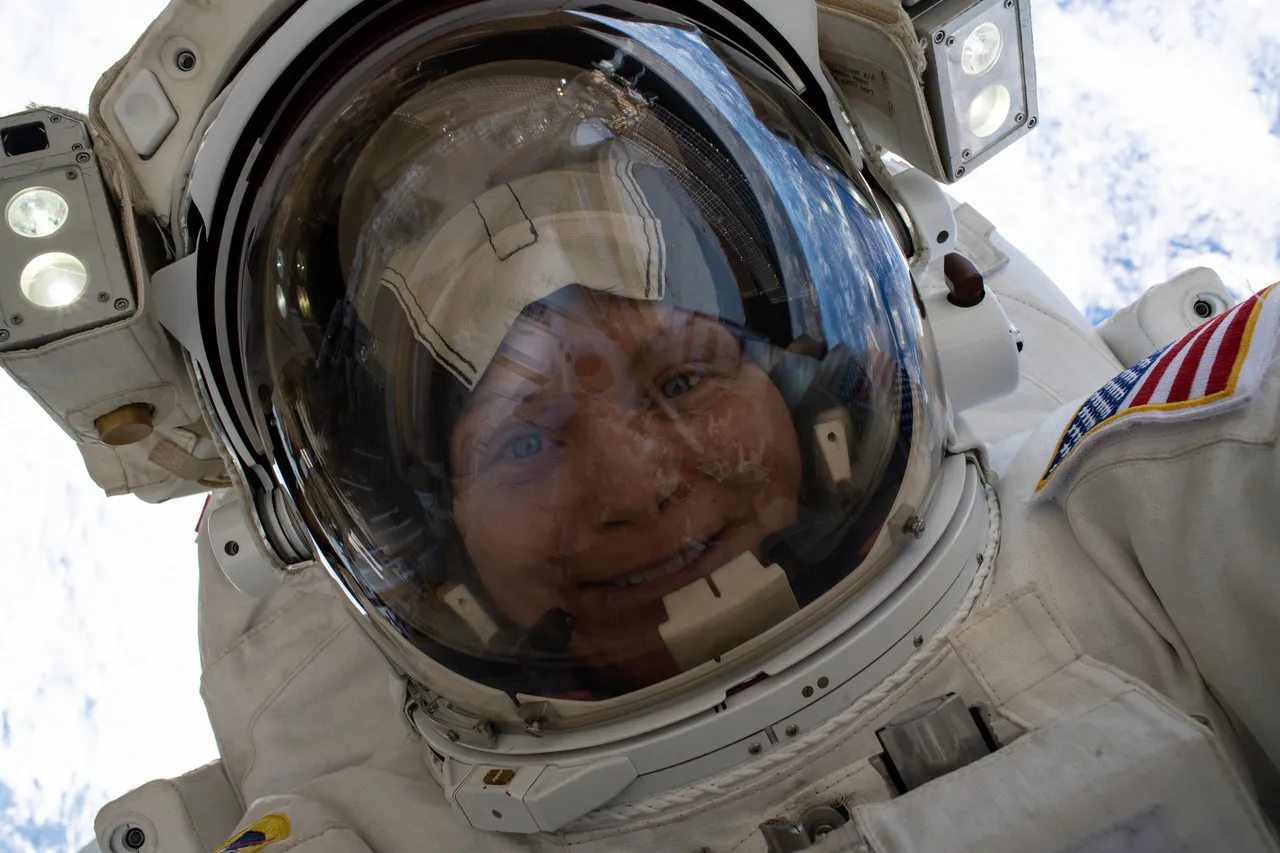 ISS-59 EVA-1 (p) Anne McClain takes a space-selfie.jpg