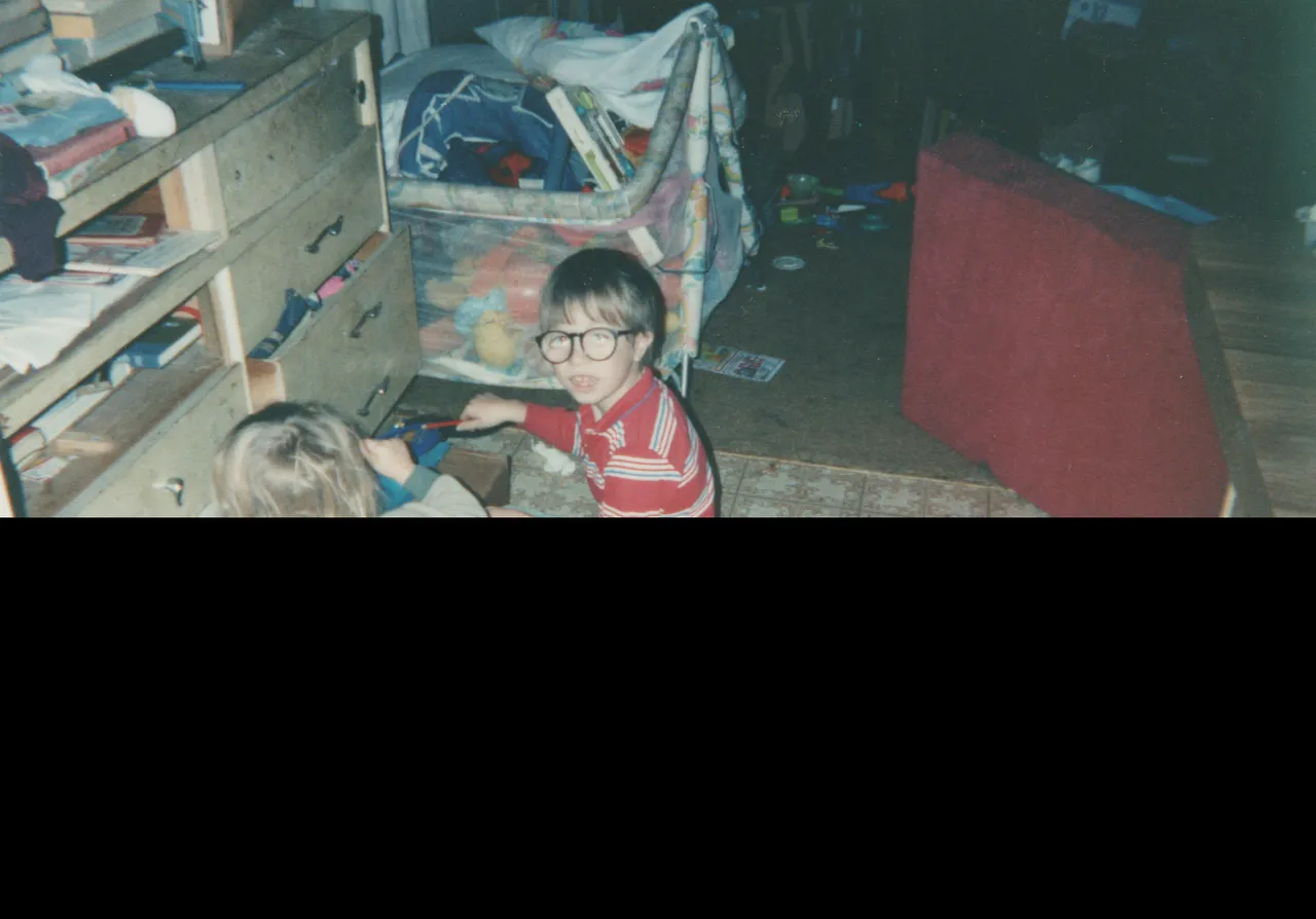 1992-11 - Joey, Crystal, cats or kittens, 163 living room floor near the kitchen and red couch.png