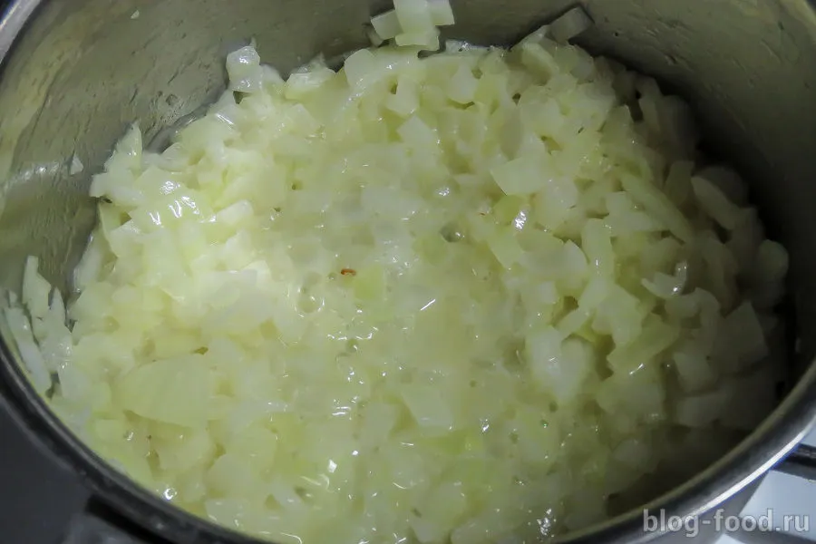 Мясные рулетики с брокколи и томатным соусом