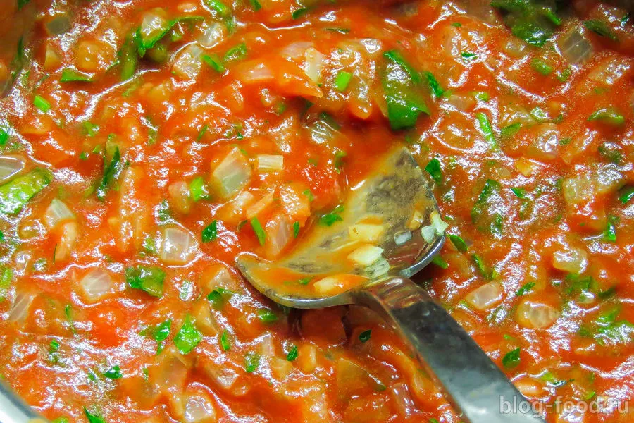 Мясные рулетики с брокколи и томатным соусом
