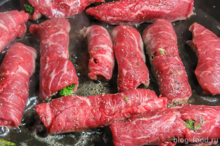 Мясные рулетики с брокколи и томатным соусом