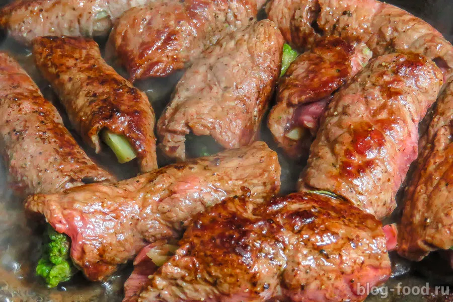 Мясные рулетики с брокколи и томатным соусом