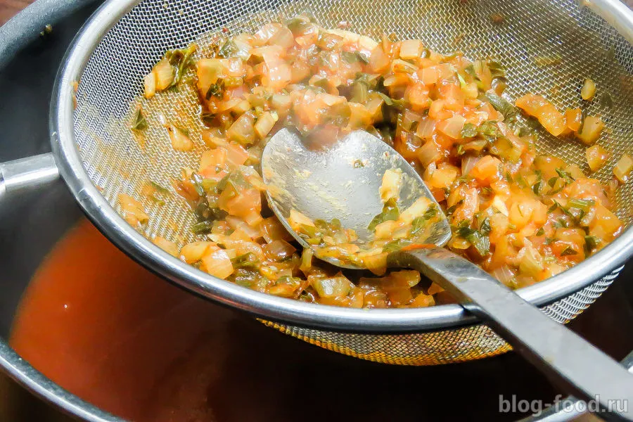 Мясные рулетики с брокколи и томатным соусом