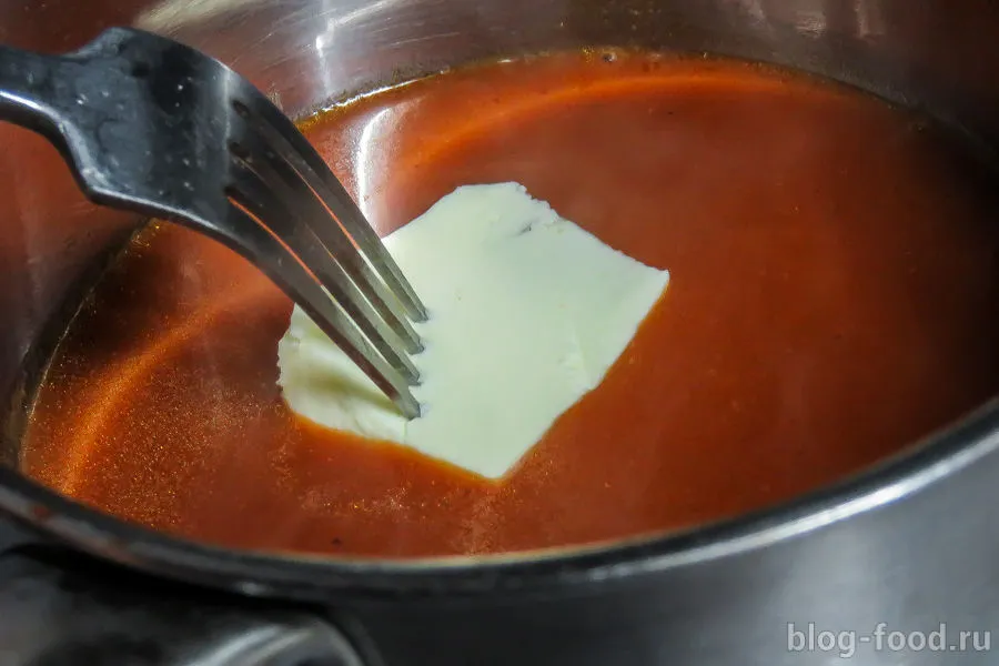 Мясные рулетики с брокколи и томатным соусом