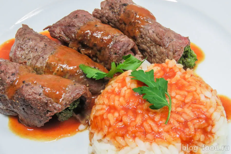 Мясные рулетики с брокколи и томатным соусом