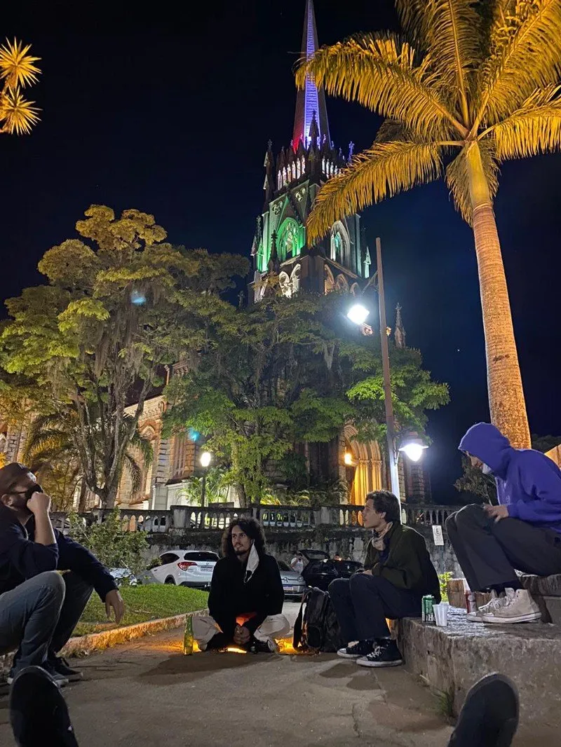 Crim, Canela (me), Dudu e Tutuco in front of Petrópolis' Cathedral. Picture taken by Stuart.