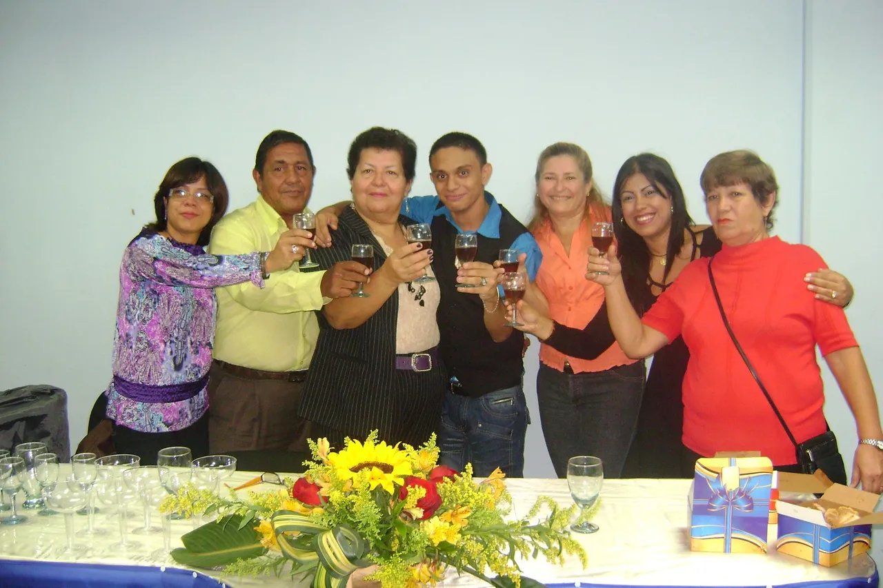 Fuente Personal, de izquierda a derecha: Mi mama, mi abuelo, mi tutora, yo, mi otra tutora, mi tia y mi abuela
