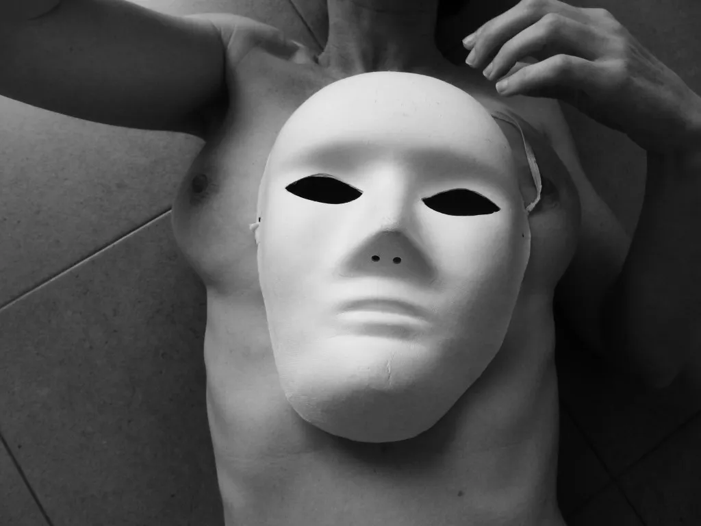 Máscaras. Foto/Photo: Alfonso Vila Francés. Fuente/Source: https://hyperbole.es/2016/10/mascaras-2/