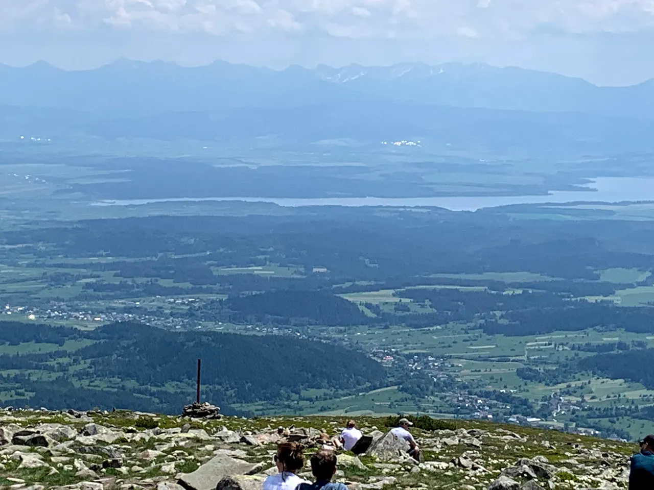 Widok z Babiej Góry na jezioro Orawskie i Tatry