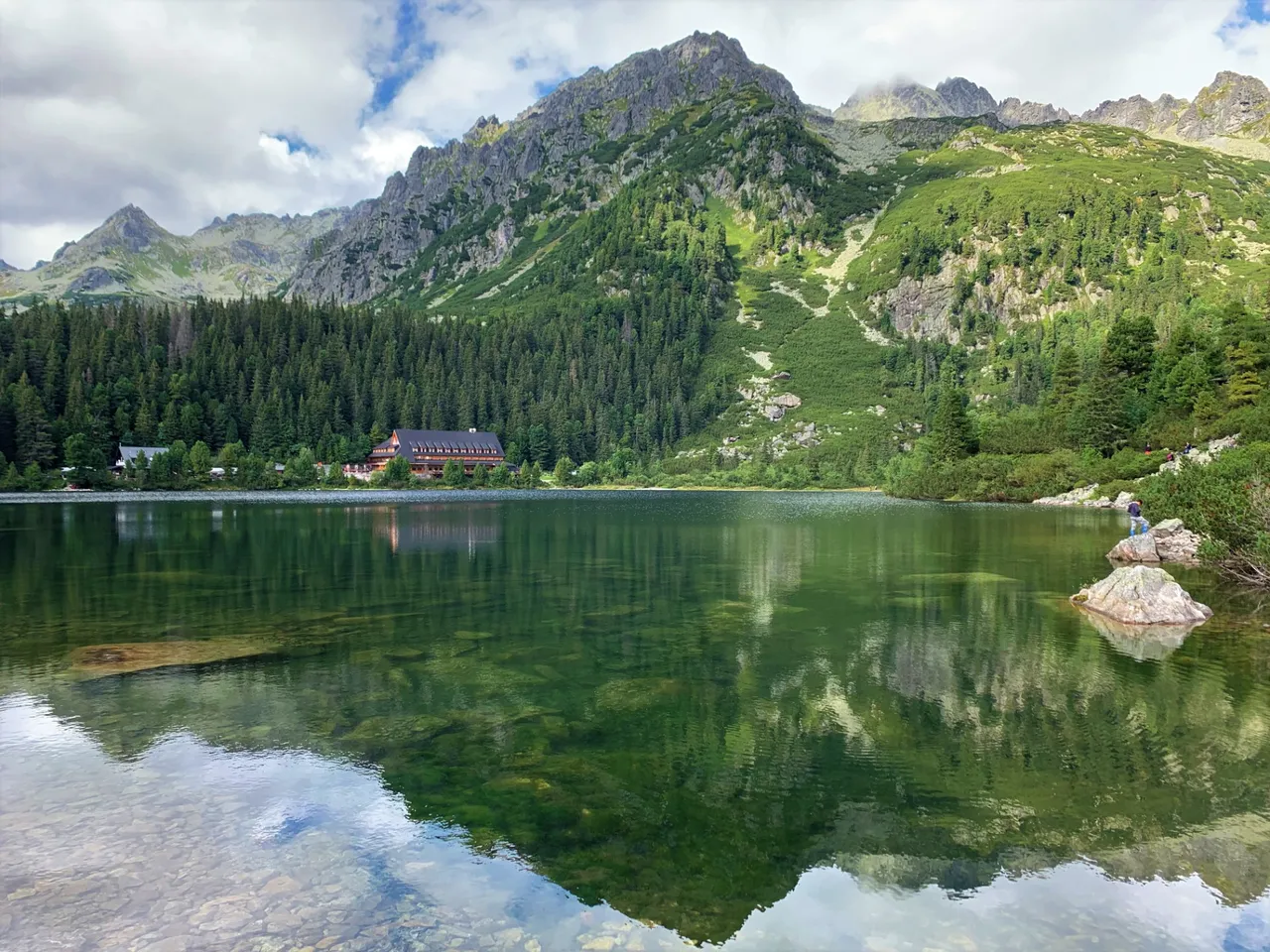 Popradské pleso, na drugim planie schronisko a w tle Popradzka Grań