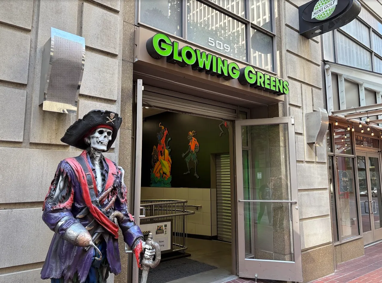 Outside of Glowing Greens PDX